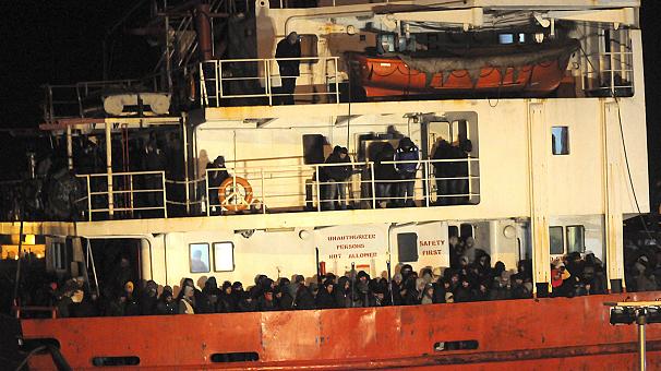 Italy cứu hàng trăm người nhập cư trái phép gặp nạn trên biển